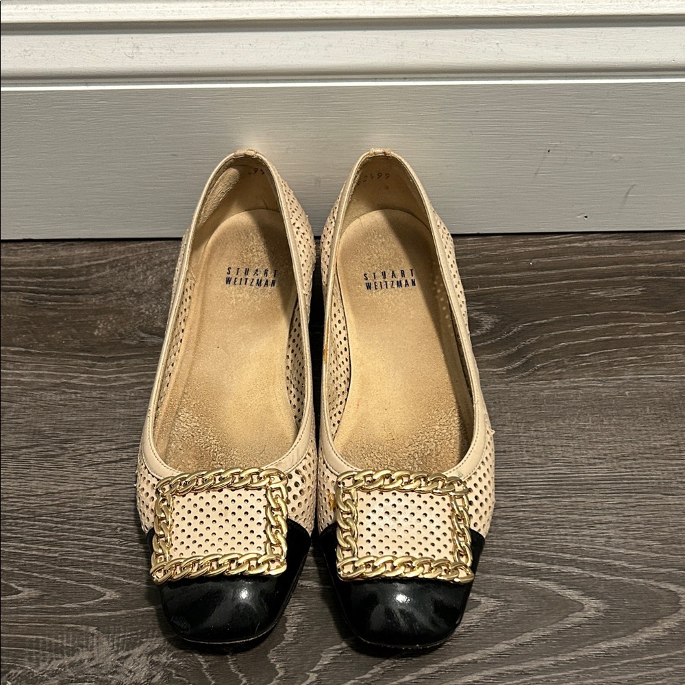 Stuart Weitzman Beige and Black Flats with Gold Chain